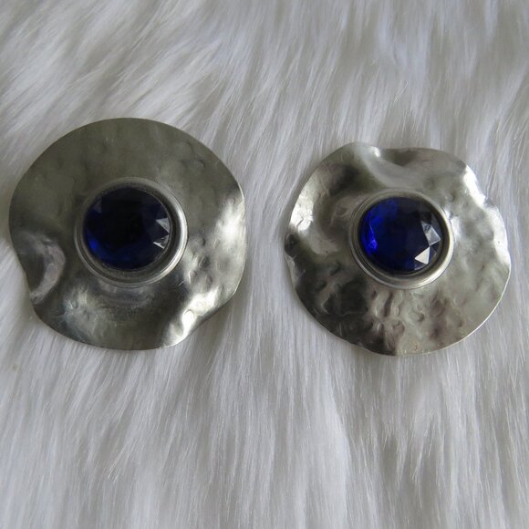 Vintage Blue and Silver Hammered Earrings - Picture 4 of 4